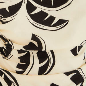 Detalle de la falda del vestido con estampado de hojas y acabado balón.