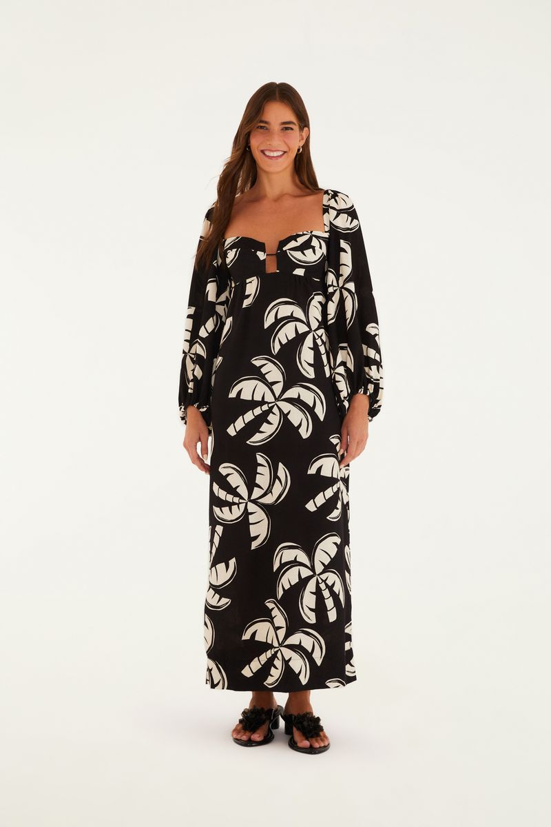 Vestido largo con diseño de hojas en negro y blanco, mangas largas y escote cuadrado.