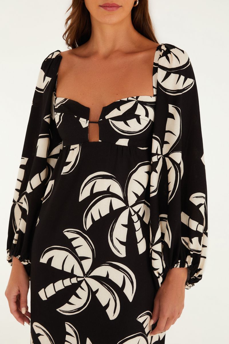 Detalle del diseño de hojas en negro y blanco en la tela del vestido.