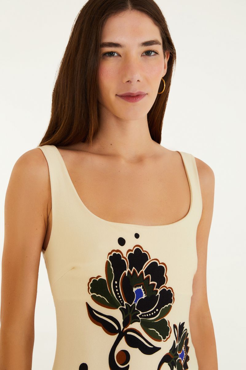 Detalle del estampado floral arabesco en la parte inferior del vestido.