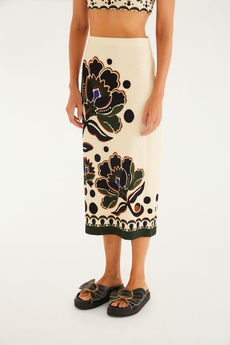 Saia midi recta floral arabesco vista desde atrás, evidenciando el diseño continuo del estampado.