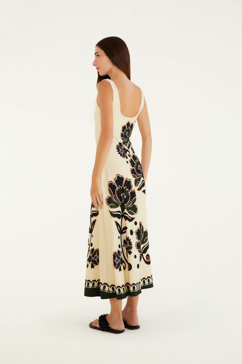 Acercamiento del escote cuadrado del vestido con tirantes anchos.