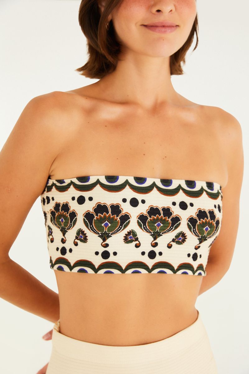 Imagen de un top recto floral con estampado arabesco, combinado con una falda midi.