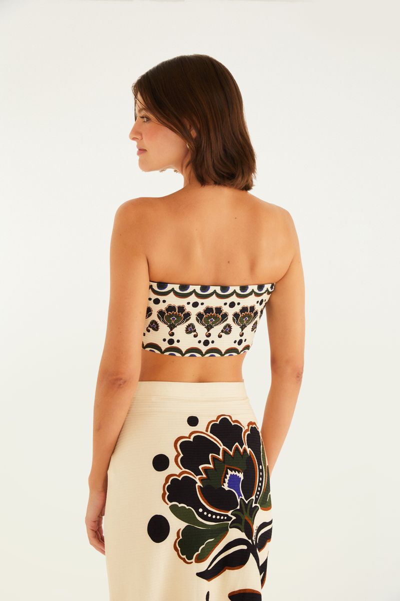 Imagen de un top recto floral con estampado arabesco, visto de lado.