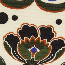 Imagen de un detalle del estampado floral y arabesco del top recto.