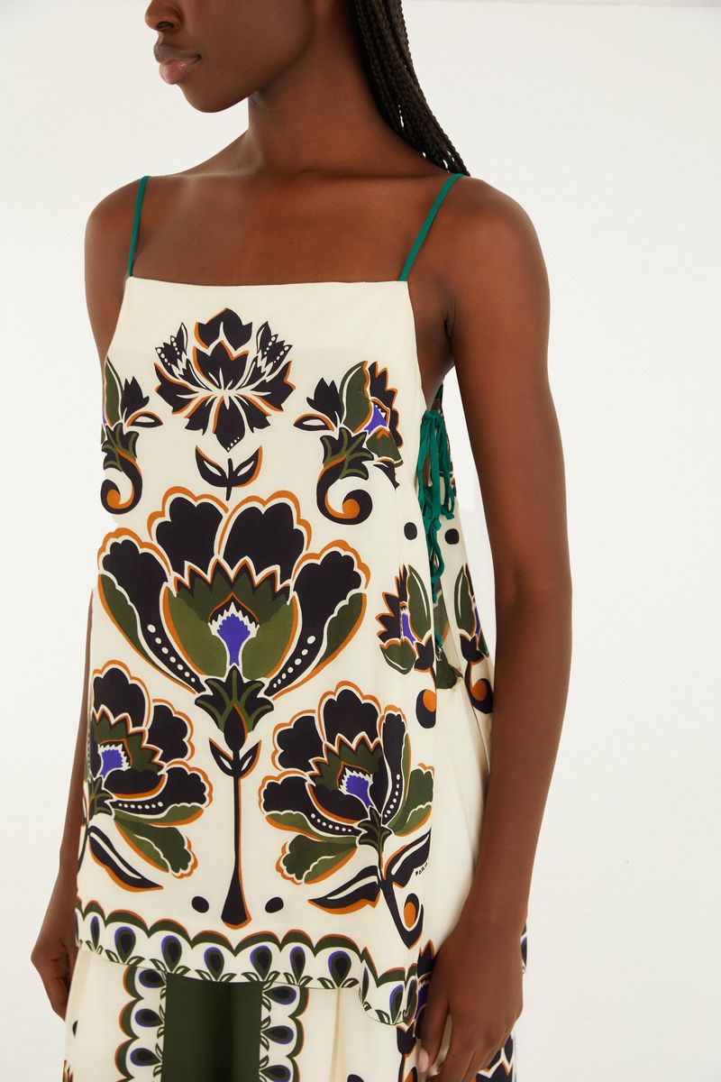 Detalle lateral de la Blusa Floral Arabesque, mostrando el diseño y los tirantes.