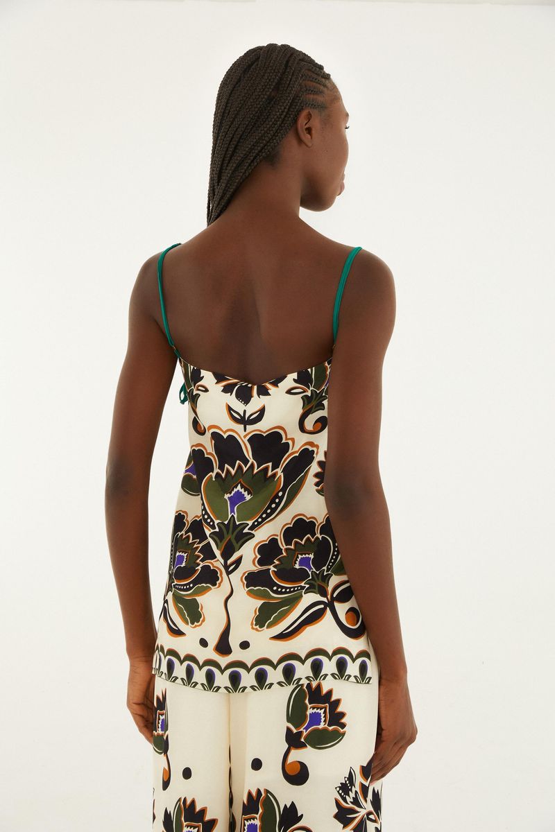 Blusa Floral Arabesque vista desde atrás, destacando el diseño trasero.