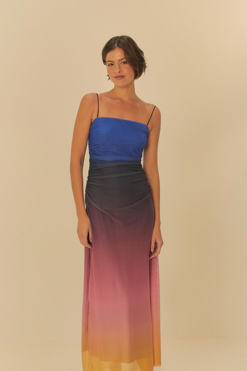 Vestido largo con tirantes delgados y estampado degradado en tonos azul, rosa y amarillo, visto de frente.