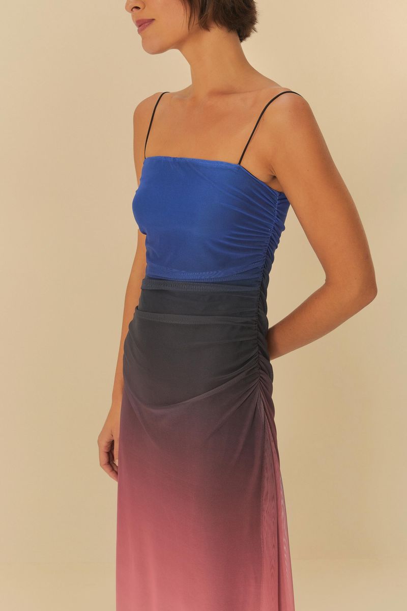 Detalle del vestido largo con tirantes delgados y estampado degradado en tonos azul, rosa y amarillo, mostrando el corpiño.