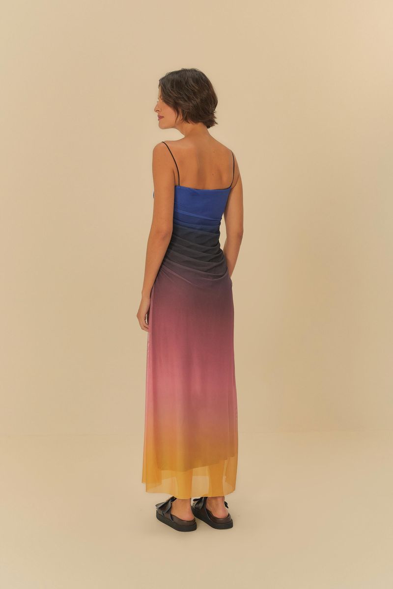 Vestido largo con tirantes delgados y estampado degradado en tonos azul, rosa y amarillo, visto desde atrás.