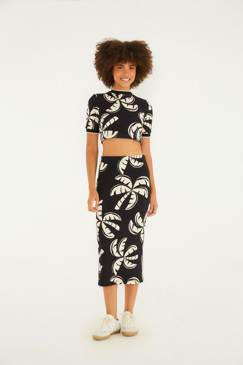 Saia midi con estampado de cocoteros vista desde el frente, combinada con top corto.