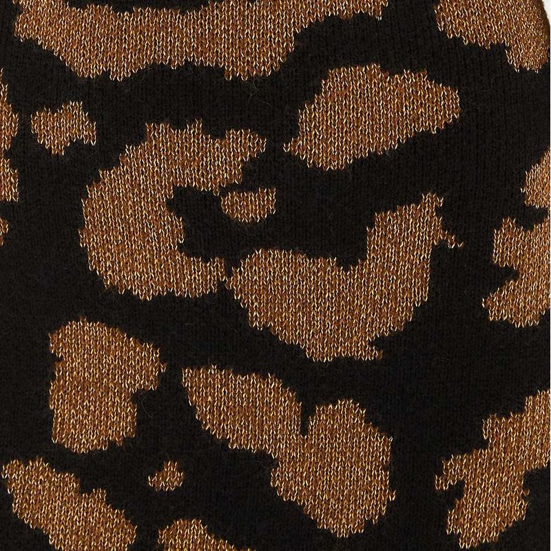 Imagen mostrando un detalle de la tela del vestido con estampado de leopardo en tonos negros y dorados.