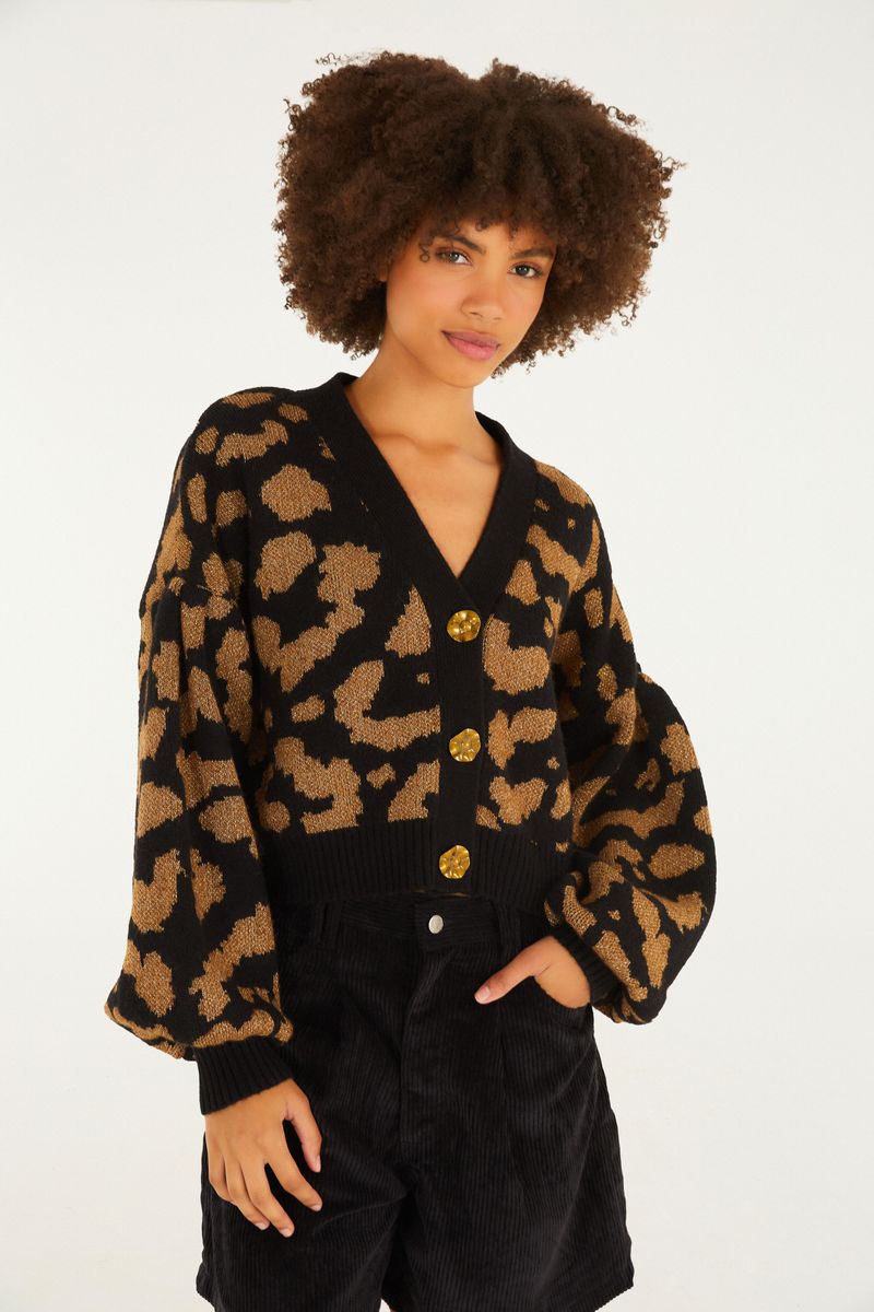 Cardigan corto tejido con estampado de leopardo, visto desde el frente.