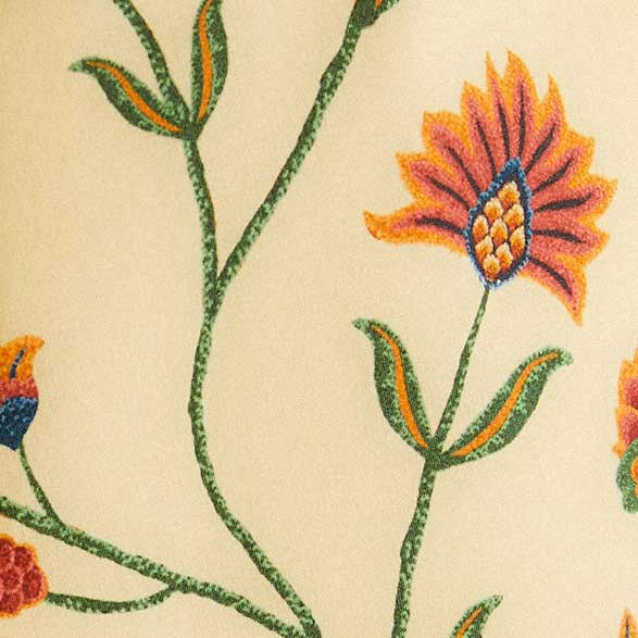 Imagen de un short con estampado floral vibrante sobre fondo beige, mostrando detalles del estampado.