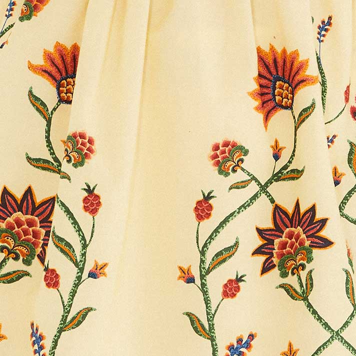 Imagen mostrando el estampado floral detallado de la Regata Jardín Maravilloso, con flores botánicas en fondo beige.