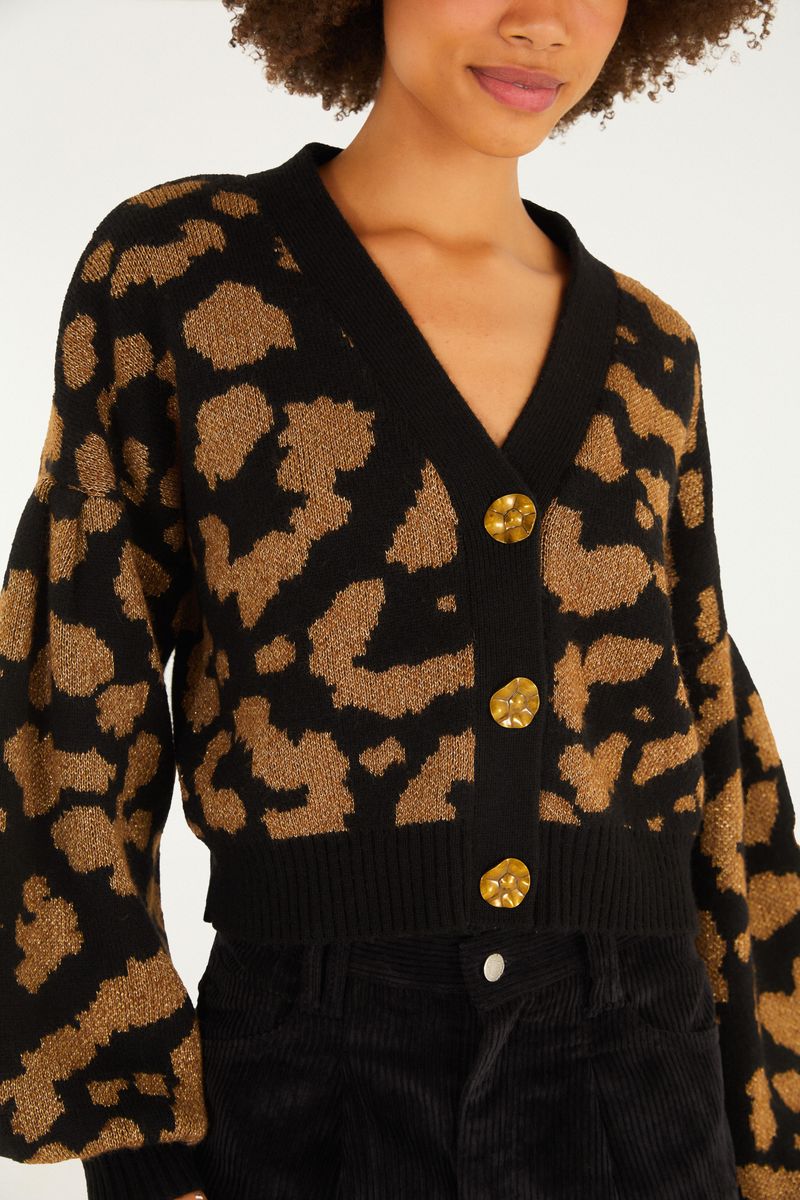 Detalle del cardigan corto tejido con estampado de leopardo, mostrando los botones.