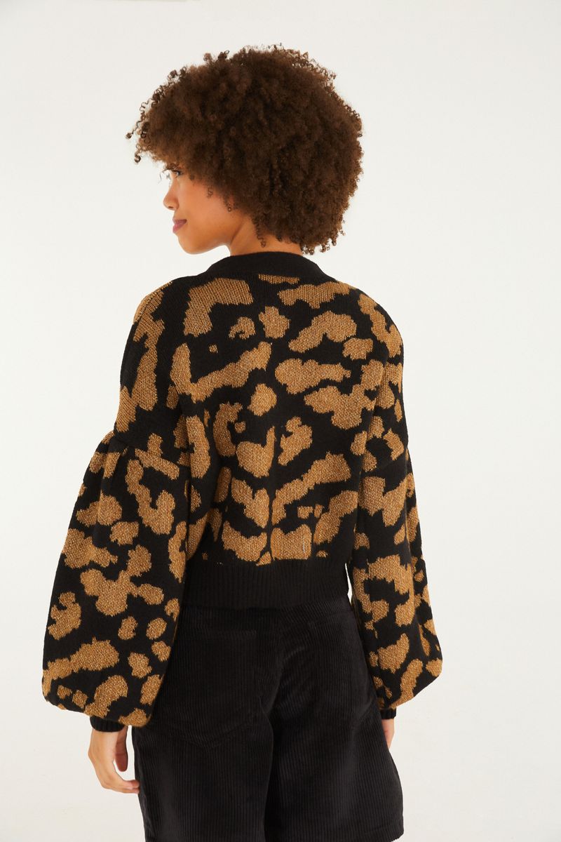 Vista trasera del cardigan corto tejido con estampado de leopardo.