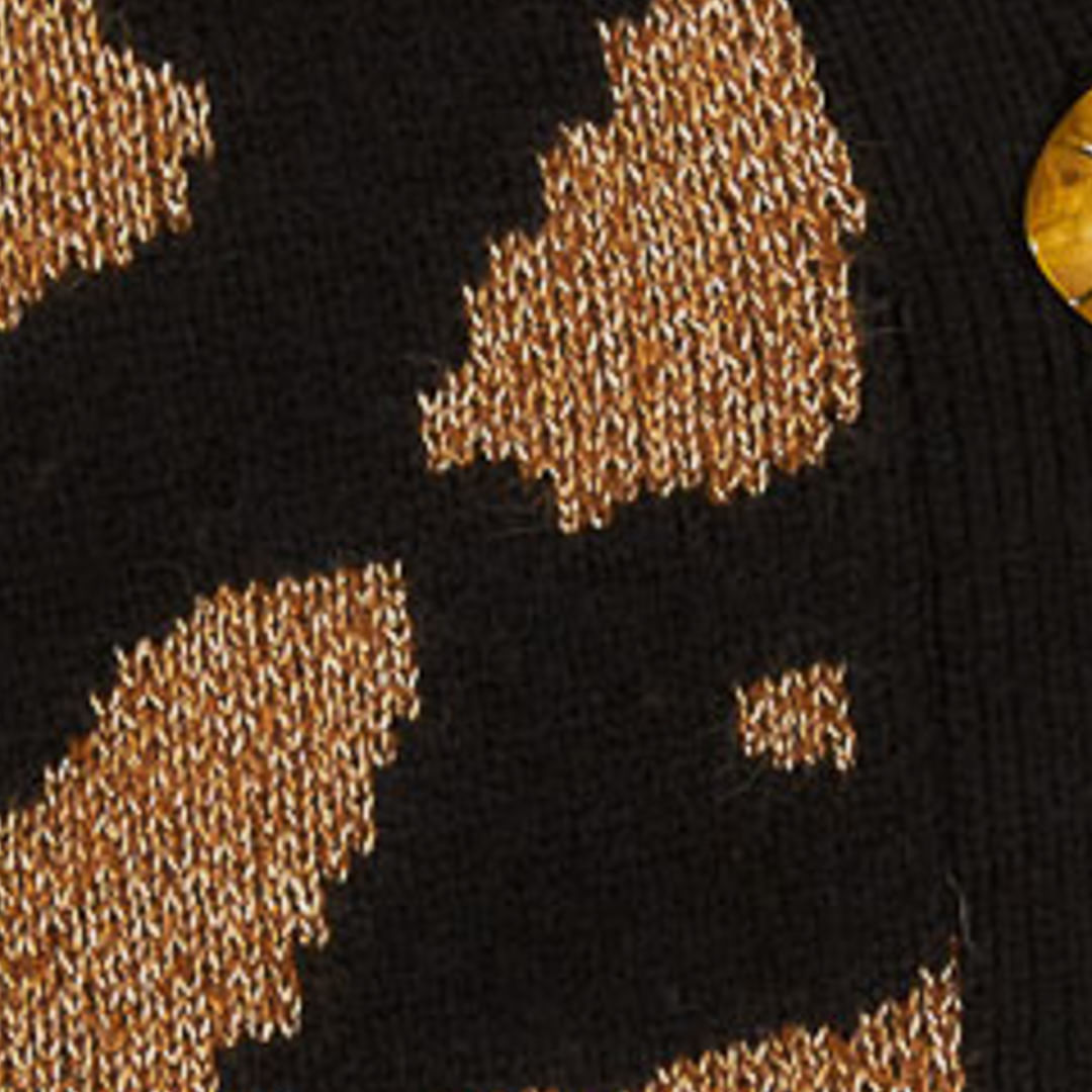 Acercamiento al estampado de leopardo del cardigan corto tejido.