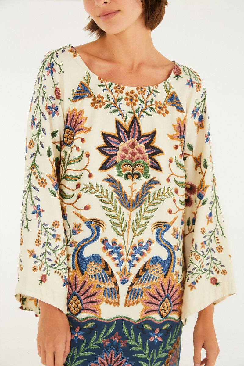 Detalle del vestido mostrando el estampado floral y botánico en colores vibrantes.