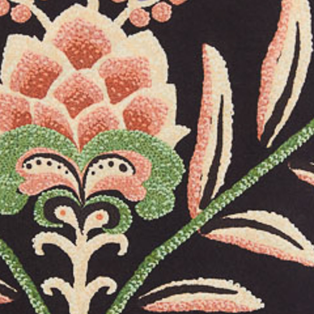 Imagen mostrando un detalle de estampado floral con elementos botánicos en tonos de verde, rosa y beige sobre un fondo negro.