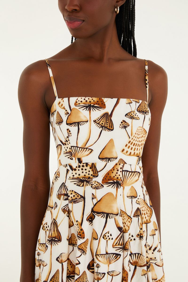 Detalle del corsé del vestido con estampado de hongos, destacando el escote recto y las tirantes.