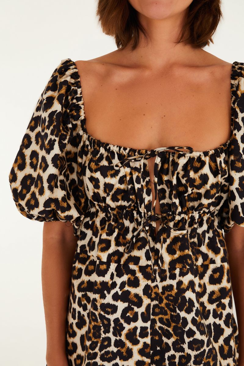 Detalle del escote cuadrado y el lazo frontal del macaquito con estampado de leopardo.