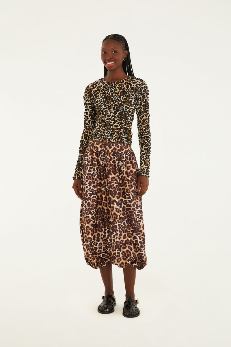 Saia Bella Onza con estampado de leopardo en tonos tierra, vista lateral.