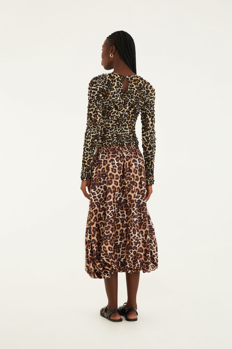 Saia Bella Onza con estampado de leopardo en tonos tierra, vista trasera.