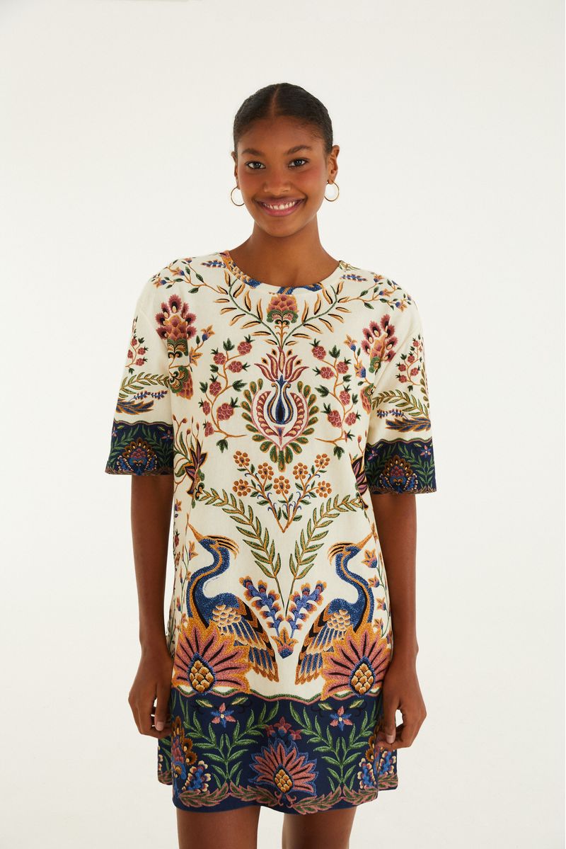 Imagen frontal de un vestido tipo camiseta con estampado botánico y floral en tonos vibrantes.