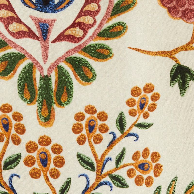 Detalle ampliado del estampado que muestra elementos florales y botánicos.