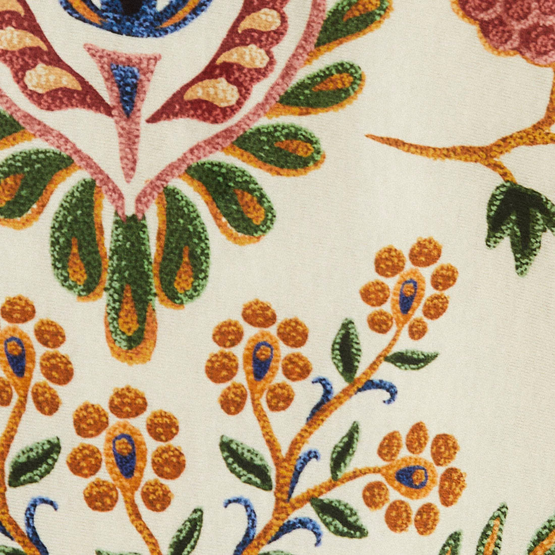 Detalle ampliado del estampado que muestra elementos florales y botánicos.