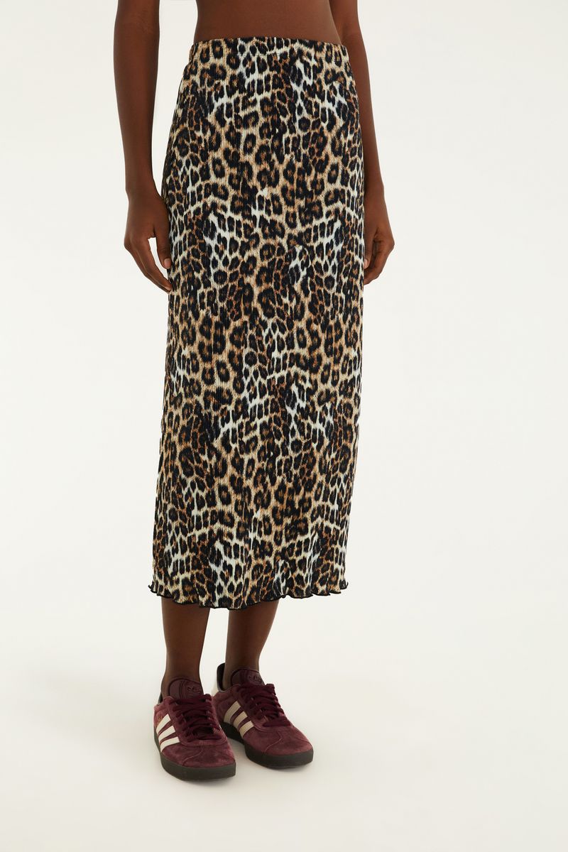 Detalle de la falda plisada midi con estampado de leopardo, mostrando el ajuste en la cintura.