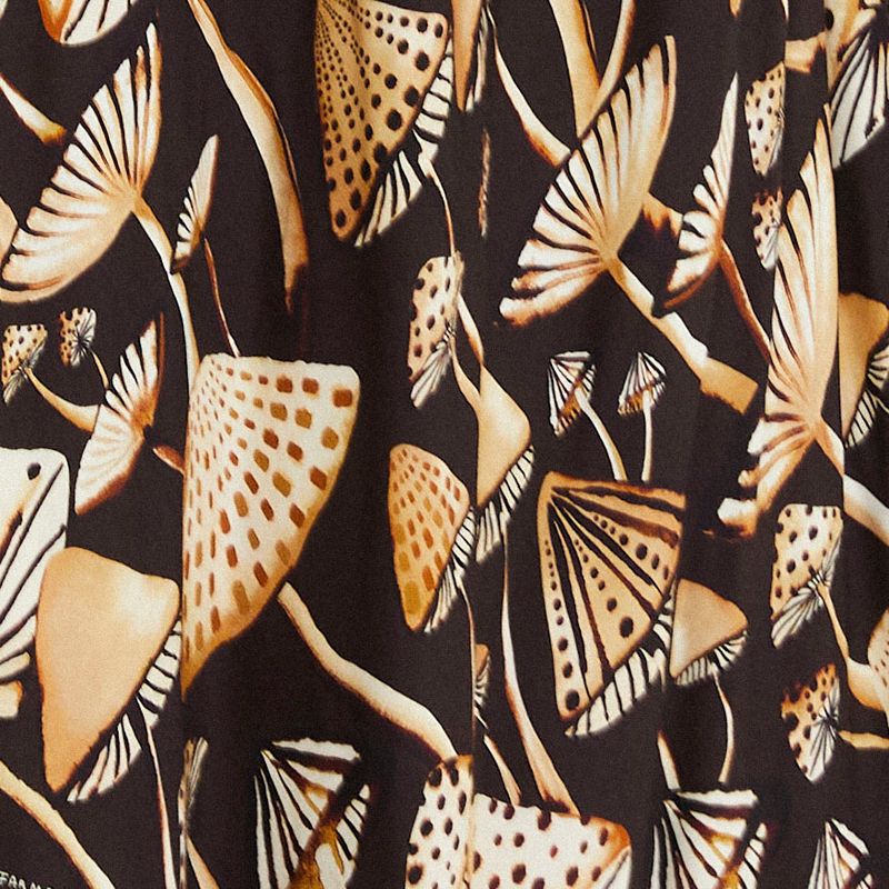 Vista frontal de la falda larga con estampado de hongos.