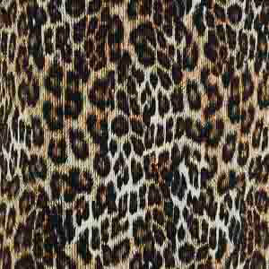Close-up del estampado de leopardo en la falda plisada midi, mostrando los detalles del patrón.