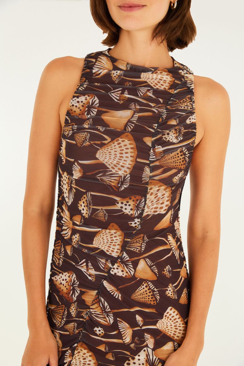 Vestido largo estampado con tul, visto de lado, destacando el ajuste y el diseño.