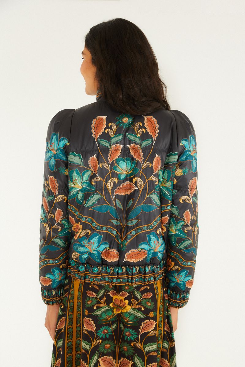 Vista lateral de la chaqueta puffer con estampado botánico.
