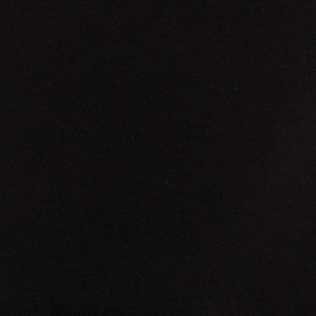 Acercamiento del tejido negro de la camisa.
