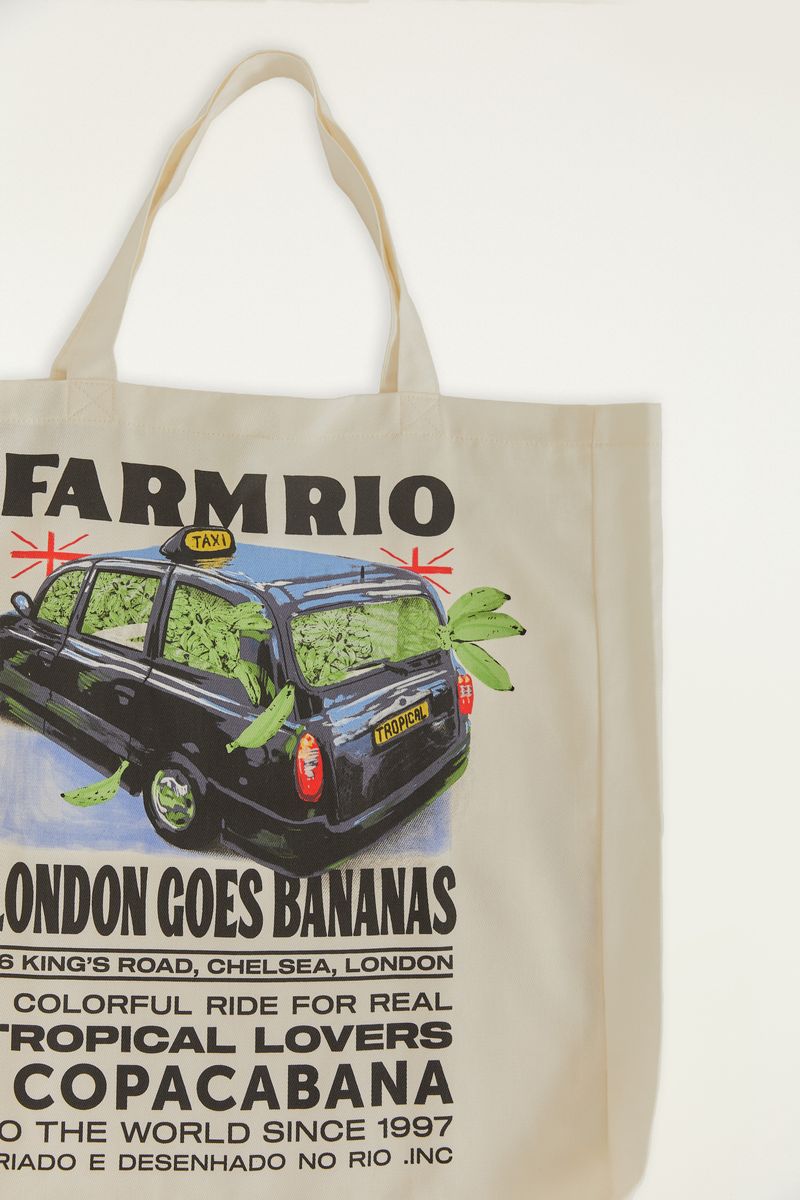 Acercamiento al estampado de la tote bag mostrando detalles del taxi y hojas.