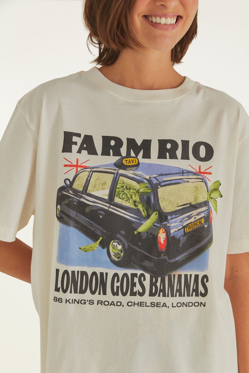 Detalle del estampado de Londres y bananas en la camiseta.