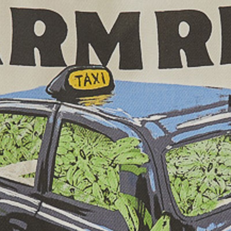Acercamiento al taxi del estampado de la tote bag mostrando detalles vibrantes.