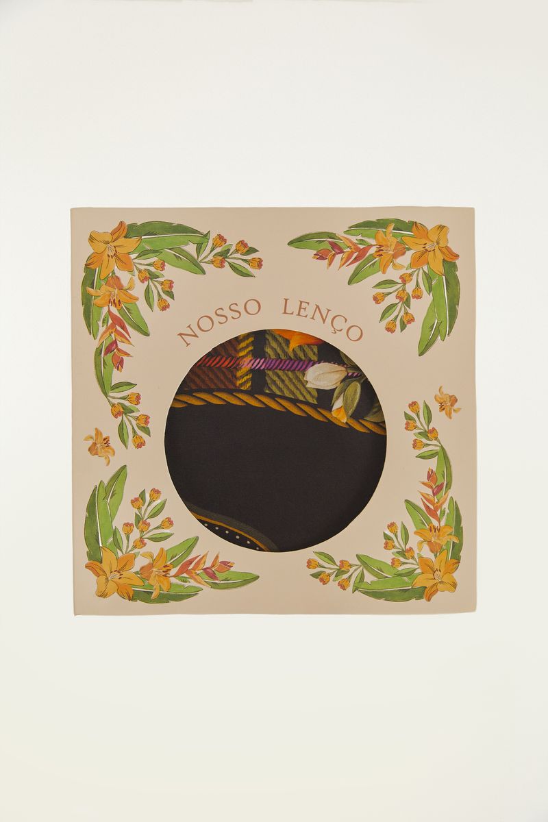 Empaque del pañuelo con diseño floral y apertura circular mostrando el producto.