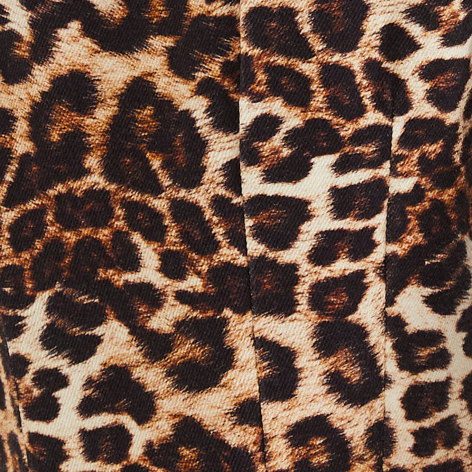 Detalle del patrón de leopardo en la tela del chaleco.