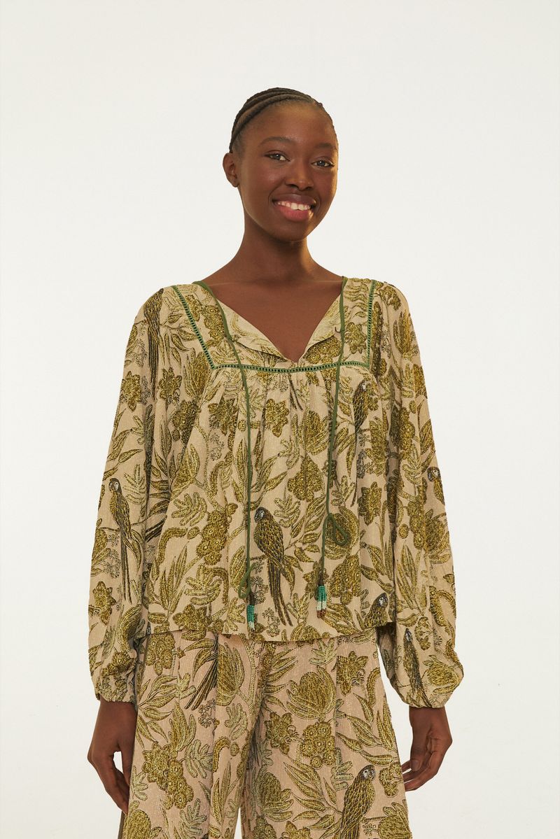 Vista frontal de la Blusa Floral Ubud con estampado botánico y detalles en verde.