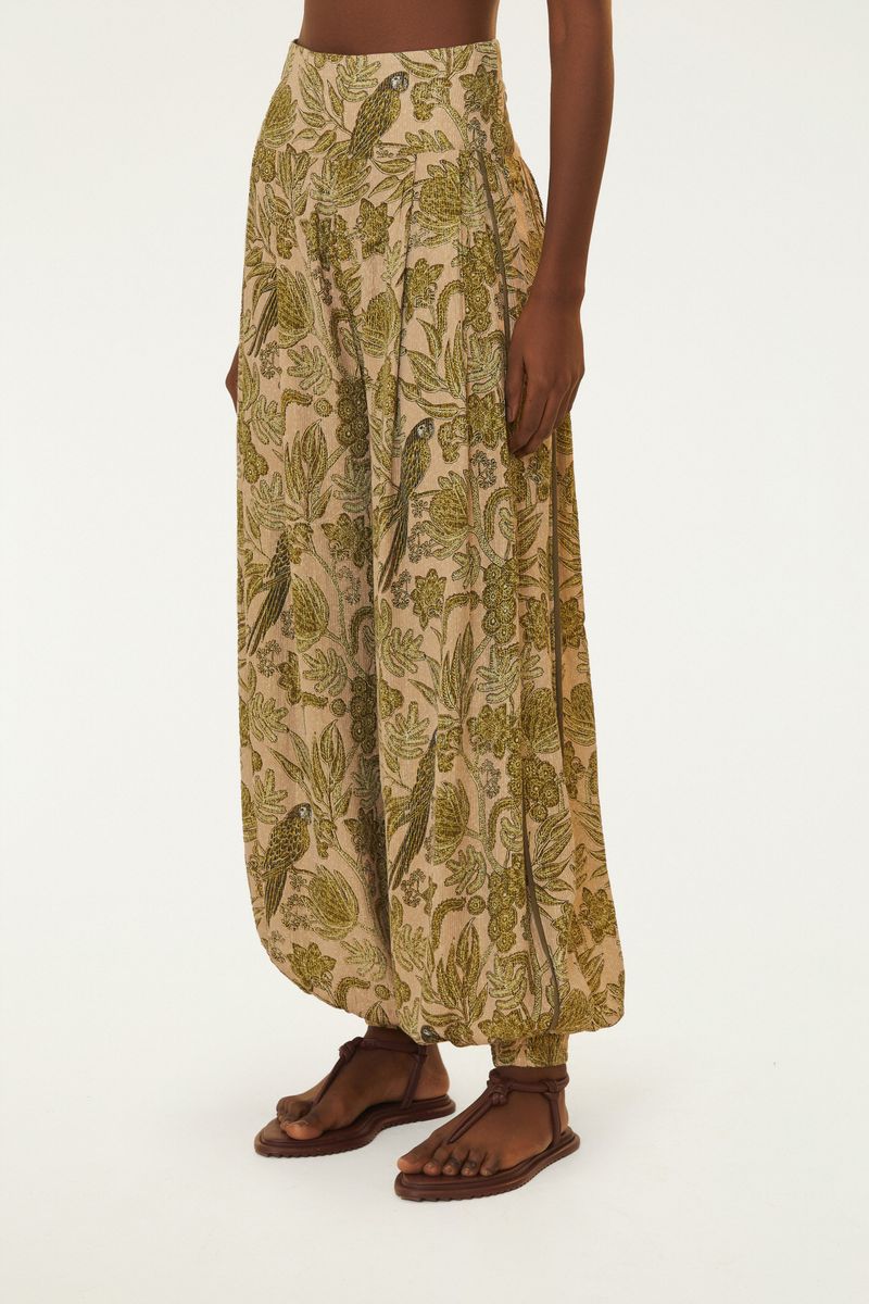 Detalle de la cintura elástica de un pantalón floral con estampado botánico.
