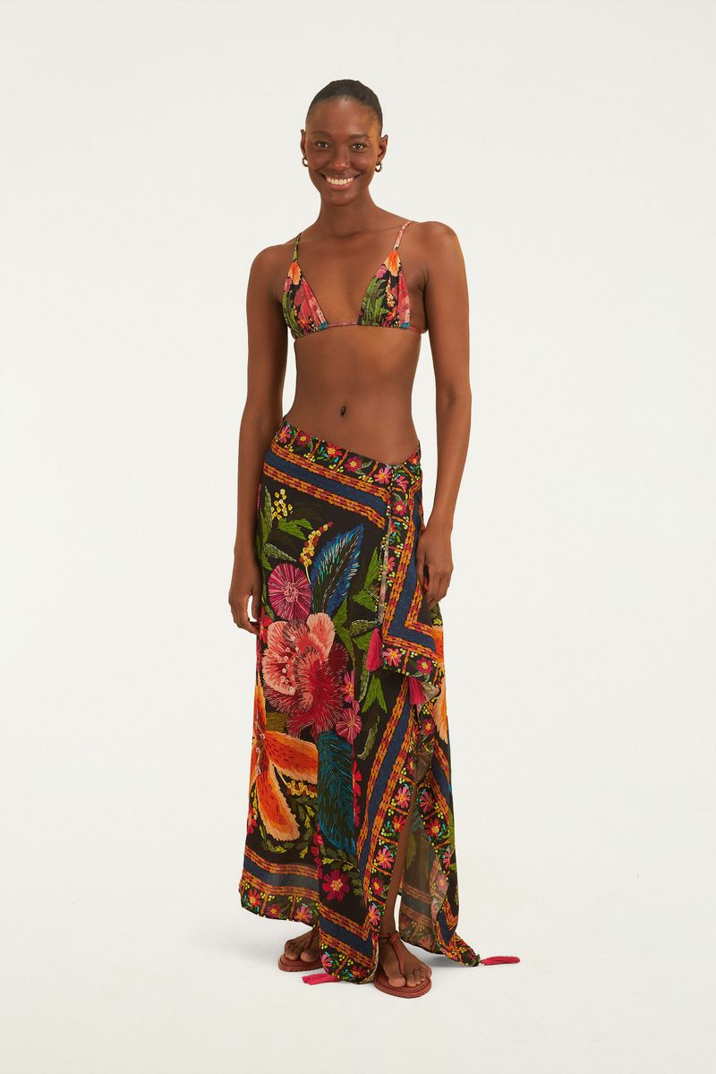 Modelo usando bikini con lacito bordadora con estampado floral tropical, vista frontal.
