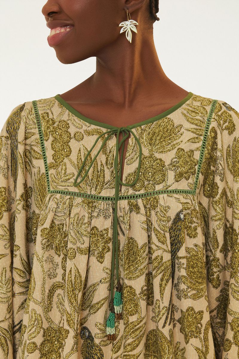Detalle del escote en V de la Blusa Floral Ubud con amarres decorativos.