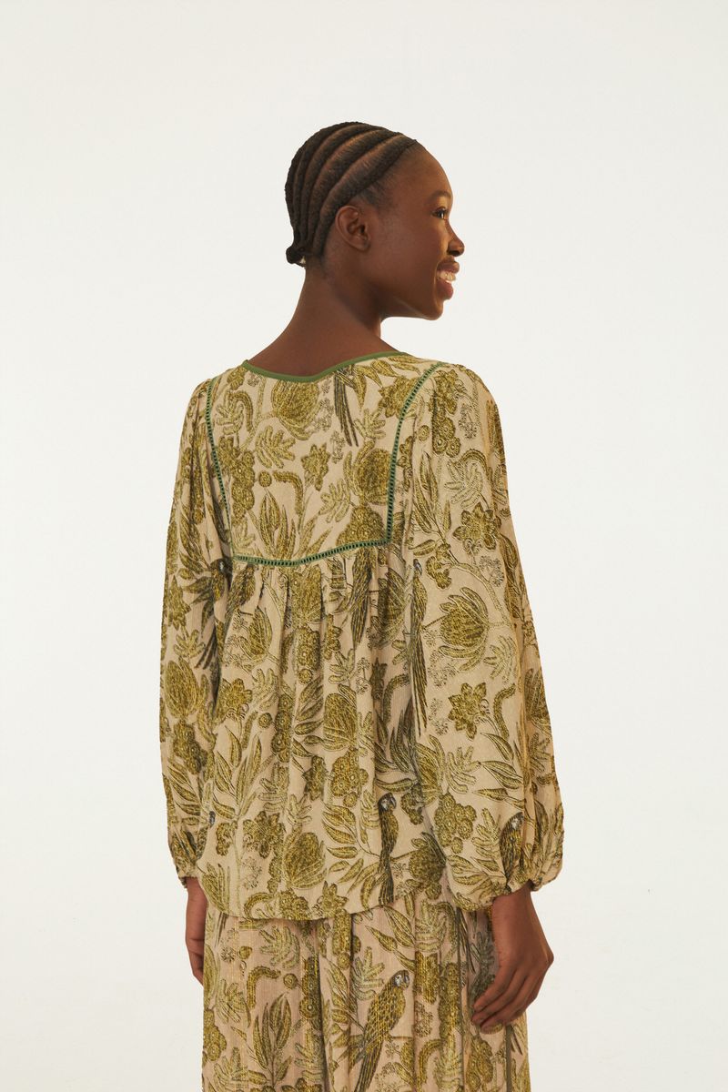 Acercamiento del estampado botánico de la Blusa Floral Ubud con flores y pájaros.