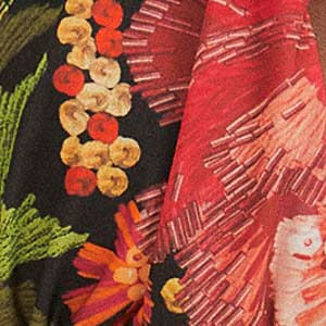 Modelo usando bikini con lacito bordadora con estampado floral tropical, detalle de la parte inferior.