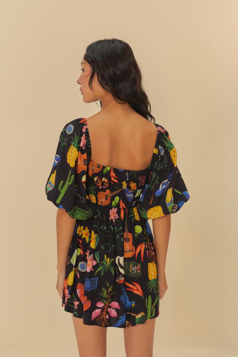 Detalle de la estampa del vestido corto con elementos florales y gráficos coloridos.