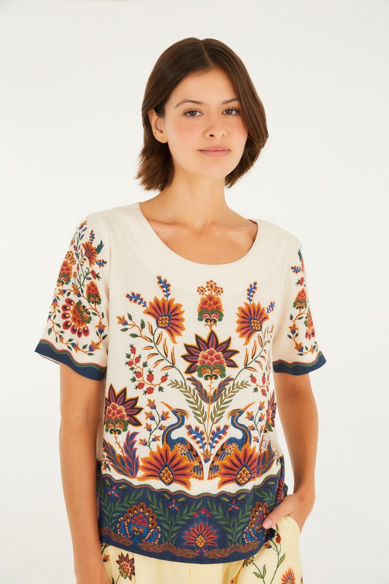 Camiseta con estampado floral vista desde el frente, destacando su diseño vibrante.